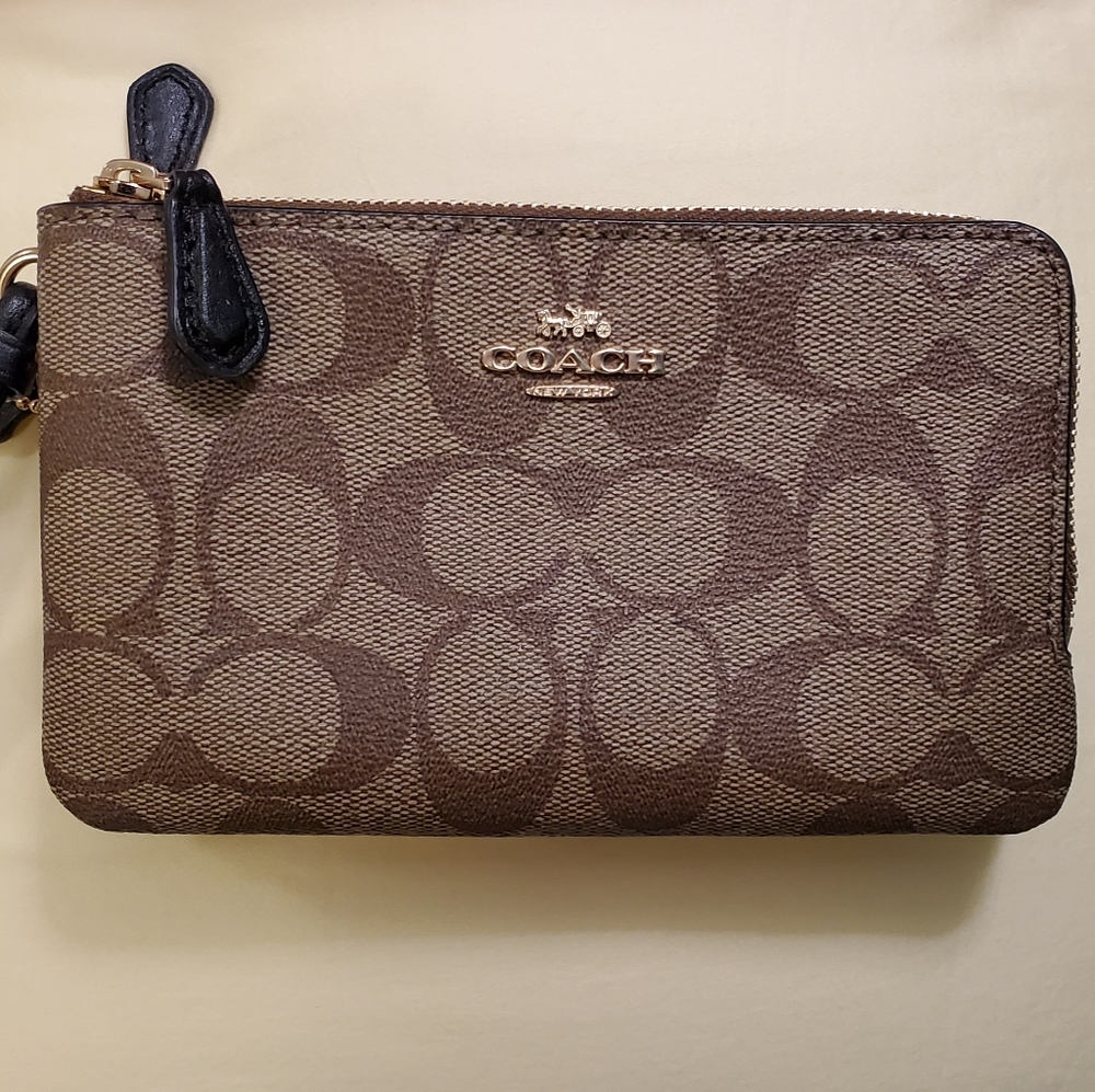 COPY - Corner Zip Wristlet In Signature 